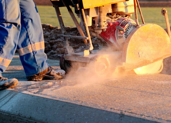 Vi utfører:  Kjerneboring  Betongsaging Wiresaging Riving betong med rivingsrobot 