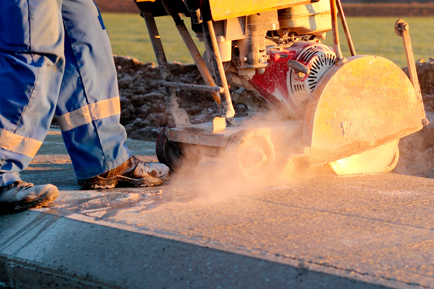 Vi utfører:  Kjerneboring  Betongsaging Wiresaging Riving betong med rivingsrobot 